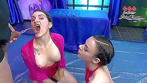 Mature woman fucking her pussy