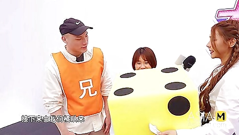 Chubby girl does a sexyas