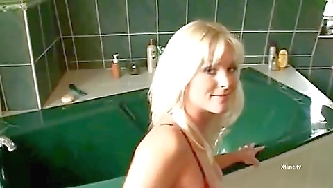 She's a littlexi request buries